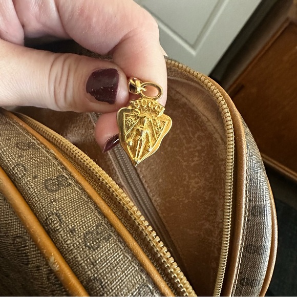 Authentic Vintage Gucci InterlockingGG Monogram Circle Canteen Crossbody Bag - Picture 8 of 13